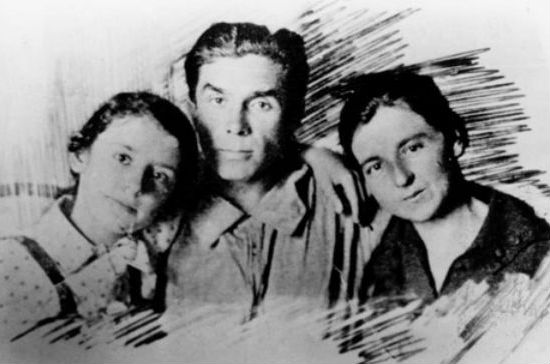М.Хвильовий, його дружина Юлія (праворуч) і пасербиця Любов