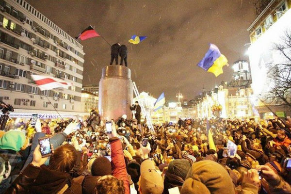 Повалення монумента Леніна в Києві